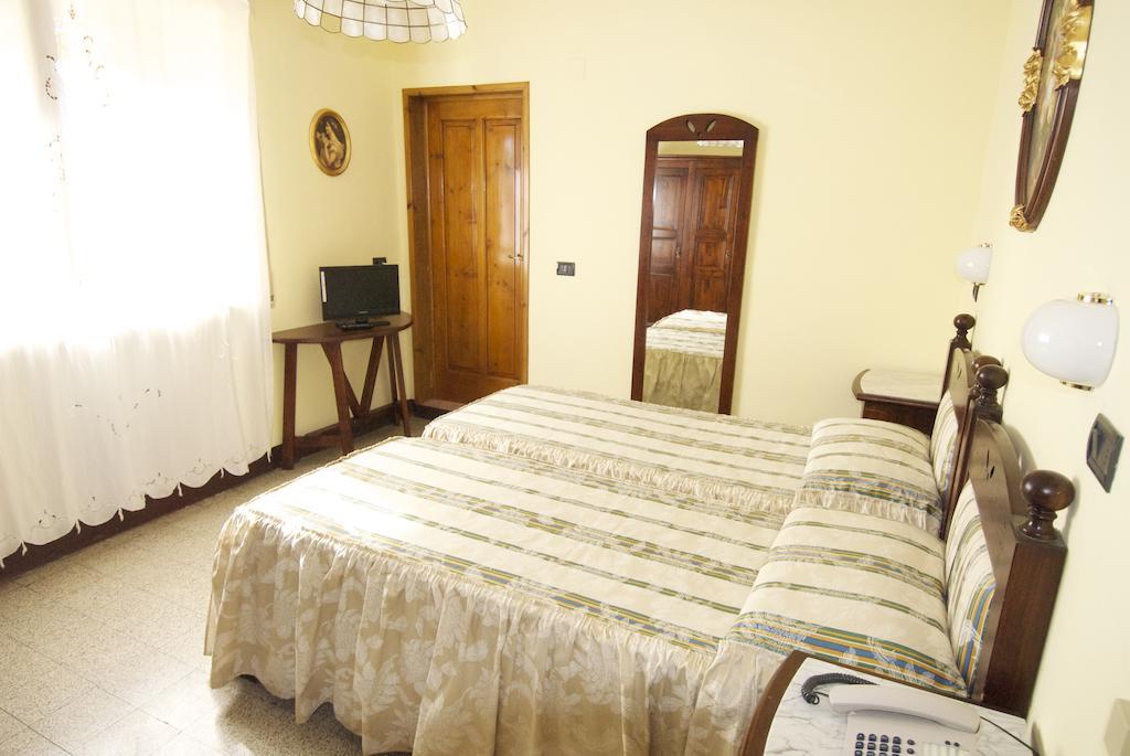 Albergo Ristorante Galli Pievepelago Habitación foto